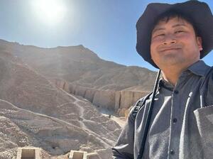 古代エジプト文字の現地調査をする宮川創さん(本人提供)