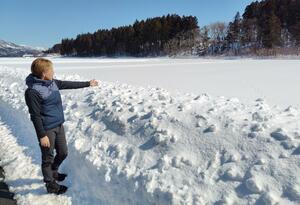 「上野新農業センター」が管理する田と大島毅彦社長。昨年末、初冬直播に取り組んだ＝２月、関川村