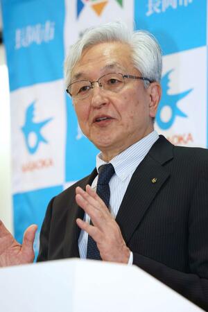 柏崎刈羽原発7号機で核燃料の装填が始まったことに対する所感を述べる長岡市の磯田達伸市長=4月17日、アオーレ長岡