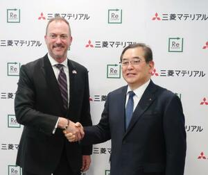 　記者会見で握手する三菱マテリアルの田中徹也社長（右）とリエレメントのカーク・テイラーＣＦＯ＝３１日午後、東京都千代田区