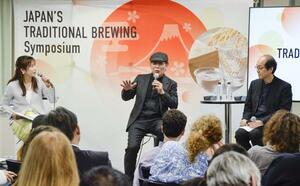 日本の酒造りに関するシンポジウムで登壇した吉田類さん(中央)=東京都千代田区