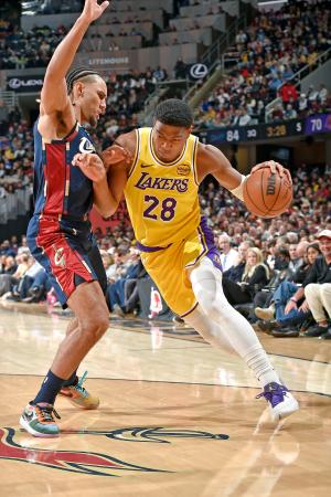 キャバリアーズ戦で突破を図るレーカーズの八村(右)=クリーブランド(NBAE・ゲッティ=共同)