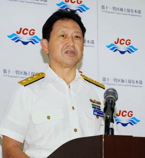 　定例記者会見で話す第１１管区海上保安本部の坂本誠志郎本部長＝９日午後、那覇市