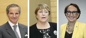 グロッシ氏、バチェレ氏、グリンスパン氏(ロイター=共同)