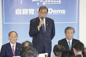 自民党の両院議員懇談会で発言する石破首相。右は森山幹事長、左は菅副総裁=11月7日、東京・永田町の党本部