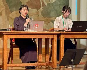 被爆者の体験について講演する平林千奈満さん(左)と井上つぐみさん=12日、パリ(共同)