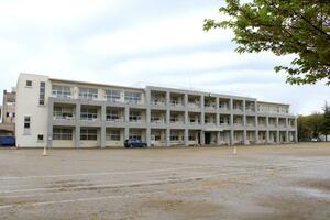小学校統合後、空き校舎となる加茂小学校。公共施設再編アクションプラン(案)では、体育館に全天候型の遊び場を整備する案も示された=4月23日、加茂市青海町1