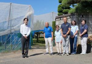 農業の振興に貢献したとして表彰された農家を視察される秋篠宮さま=2日午前、川崎市(代表撮影)