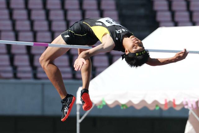 男子走り高跳びで県勢最高の２位に入った関崎至流（日本文理）＝６月１４日、新潟市中央区のデンカビッグスワン