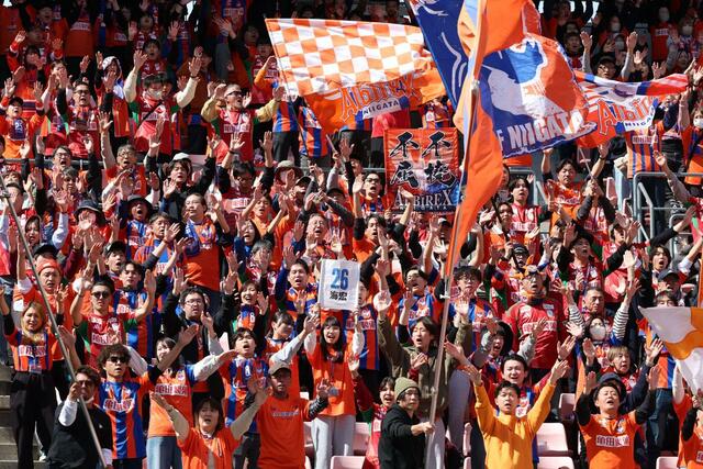 試合前、声援を送るサポーター＝ビッグスワン