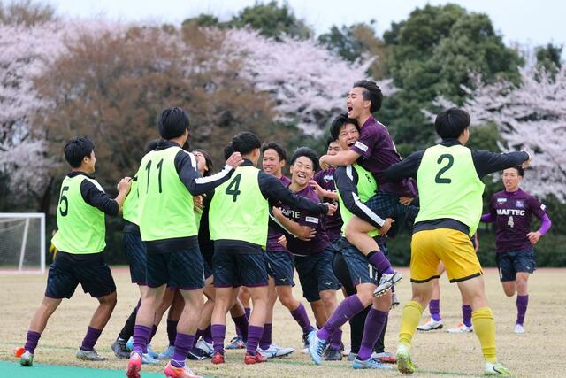 高円宮杯Ｕ－１８プリンスリーグ２０２６北信越１部　第１節・新潟Ｕ－１８－上越高　後半３５分、上越高のＭＦ小和瀬晴音が決めて１－１と追いつく。喜ぶ上越の選手たち＝４月４日、デンカスワンフィールド