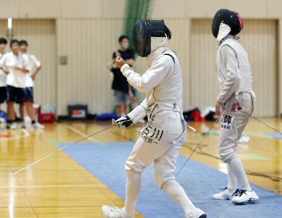 フェンシング・男子個人フルーレで8強入りした古川大翔(新潟第一)(左)=東京学館高