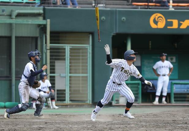 帝京長岡－高田北城　５回帝京長岡１死二、三塁　渡邉侑耶が３点本塁打を放つ＝三条市パールスタ