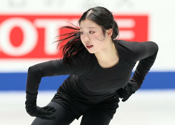 リンクでフリーの練習をする中井亜美＝２０日、国立代々木競技場