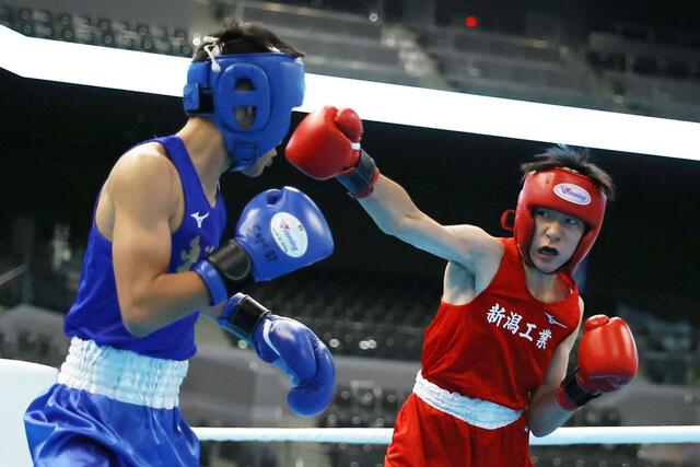 ボクシング・フライ級２回戦　右ストレートを放つ新潟工の丸山侑馬（右）＝佐賀県ＳＡＧＡアリーナ