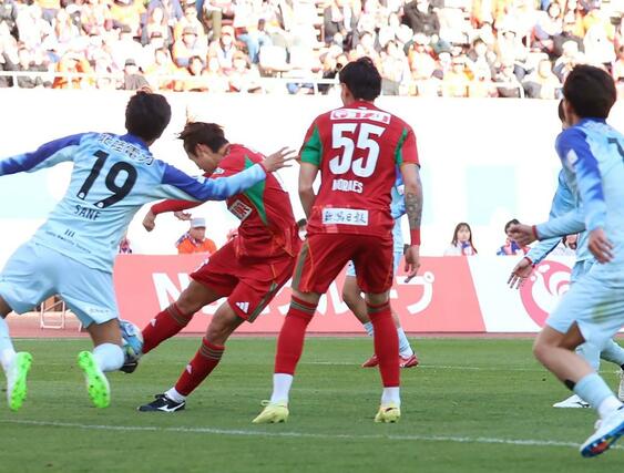新潟－富山　後半３７分、ＭＦ笠井佳祐がゴールを決め、２－３＝ビッグスワン