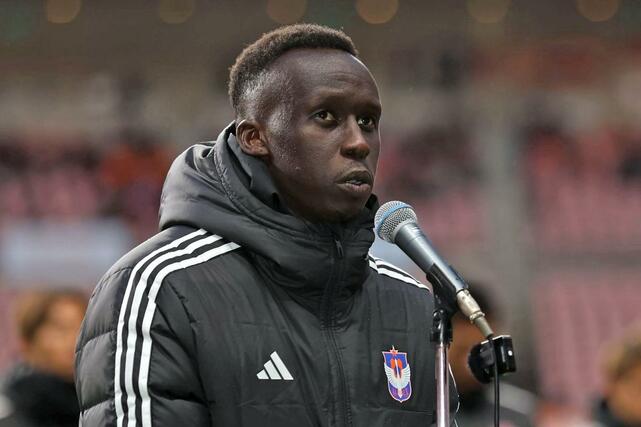 ホーム最終戦後、あいさつするＤＦトーマス・デン＝１１月３０日、デンカビッグスワン