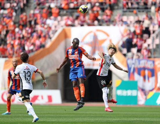 前半、競り合うDFゲリア(2)=デンカビッグスワン