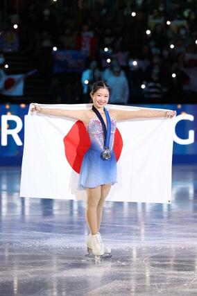 銀メダルを首からかけ、撮影に応じる中井亜美＝ＩＧアリーナ