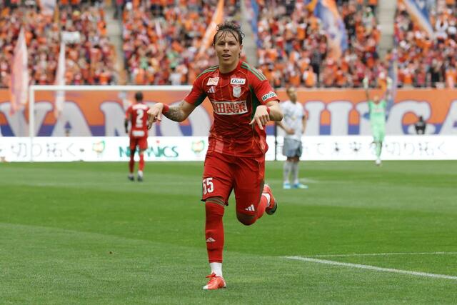新潟－今治　前半４２分、ＦＷマテウス・モラエスが左足で押し込み１－０＝ビッグスワン