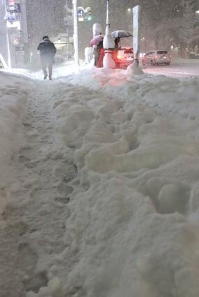 「顕著な大雪に関する気象情報」が発表された新潟市=2月7日午後9時前、新潟市中央区万代4