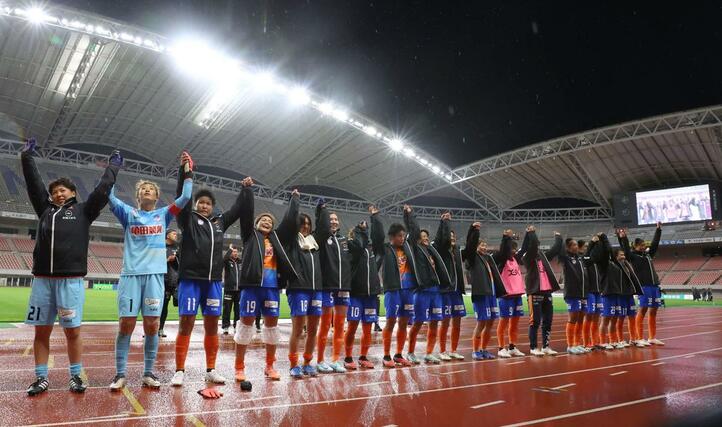 新潟Ｌーノジマ相模原　試合終了後、サポーターと勝利を喜び合う新潟のメンバー＝ビッグスワン