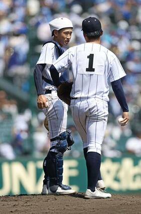 2回のピンチで堀田温斗捕手(左)がマウンドへ行き、宮田塁翔投手に声をかける=甲子園