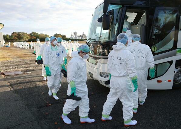 作業のため、現場へ向かうバスに乗り込む県職員＝４日、胎内市