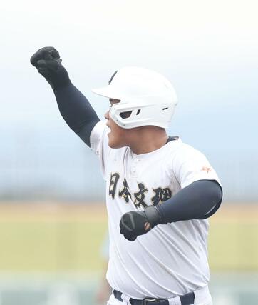 福井商－日本文理　５回２死二、三塁、日本文理の秦碧羽が先制適時打を放ち１－０＝高岡西部総合公園野球場