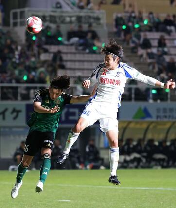 松本－新潟　前半、ヘディングシュートを放つＭＦ笠井佳祐＝松本市