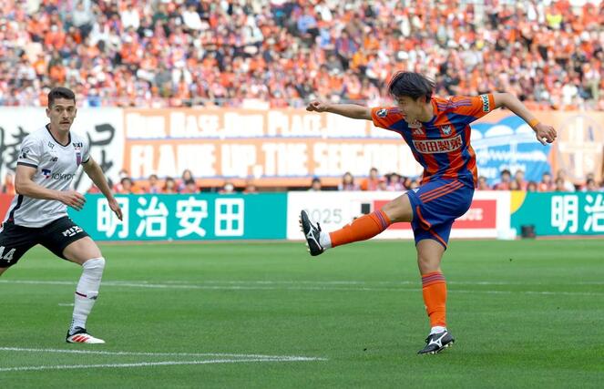 新潟-FC東京 後半、笠井佳祐(46)がシュートを決め1-2=ビッグスワン