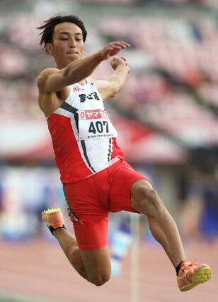 男子走り幅跳びで優勝した橋岡優輝(富士通)=デンカビッグスワンスタジアム
