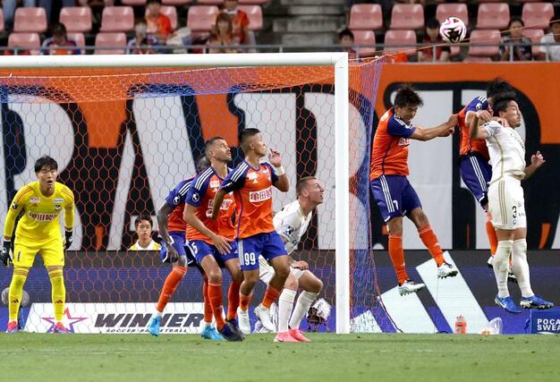 町田の猛攻をしのぐ新潟＝８月２５日、デンカビッグスワン