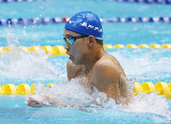 男子１００メートル平泳ぎ決勝　２位に入った今泉悠成（長岡大手）＝広島市