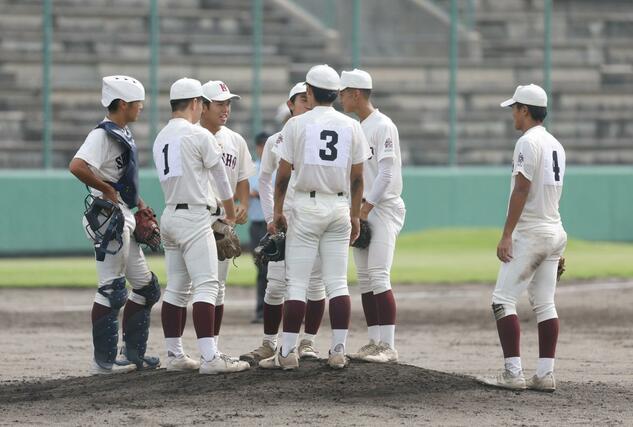 新発田農－新潟商　４回新発田農、ピンチでマウンドに集まる新潟商の選手たち＝新発田市五十公野