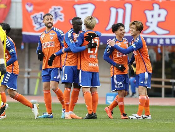 ホーム開幕戦を白星で飾り、喜ぶアルビレックス新潟の選手たち＝３月９日、新潟市中央区のデンカビッグスワン