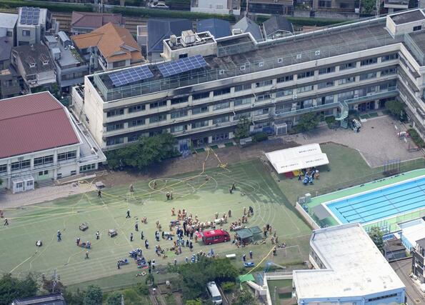 火災があった東京都北区立滝野川第三小＝１９日午前１１時５１分（共同通信社ヘリから）