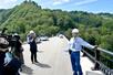 八十里越道路天空大橋の工法などを説明する担当者＝２４日、三条市