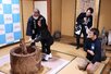 久寛荘で開かれた餅つきイベント＝柏崎市西山町石地