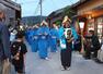 相川音頭に合わせ、ゆったりとした踊りを披露した「宵乃舞」=6日、佐渡市相川地区