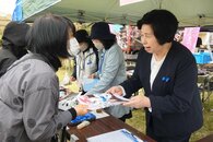 拉致被害者の曽我ひとみさん、佐渡市で署名活動　「母の年齢考えると一日も待てない」救出訴え