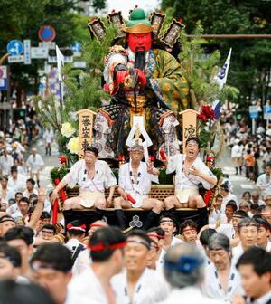 「集団山笠見せ」で披露された「東流」の舁き山笠=13日午後、福岡市
