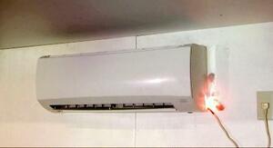 再現実験で発火したエアコン(NITE提供)