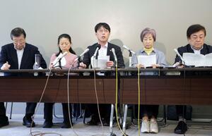 花角英世知事の意見について反論した「柏崎刈羽原発再稼働の是非を県民投票で決める会」のメンバー=9日、県庁