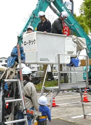 高所作業車への乗車体験をする親子連れ=南魚沼市坂戸