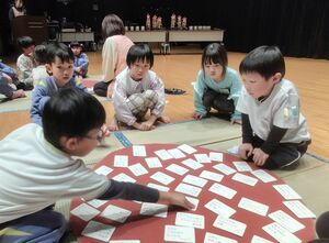 漢字かるたに挑む園児たち=三条市荒町2