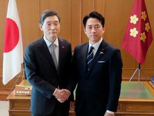 　韓国の李赫駐日大使（左）と面会する小泉防衛相＝２８日午前、防衛省