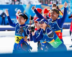 　混合１０キロリレーで８位となった、（左から）岩本啓吾、岩本美歌、阿部友里香、源貴晴の日本チーム＝テーゼロ（共同）