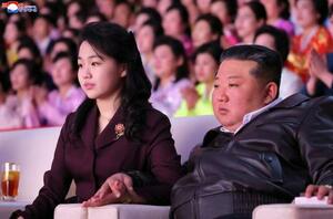 国際女性デーの芸術公演を観覧する北朝鮮の金正恩朝鮮労働党総書記(右)と娘=8日、平壌(朝鮮中央通信=共同)