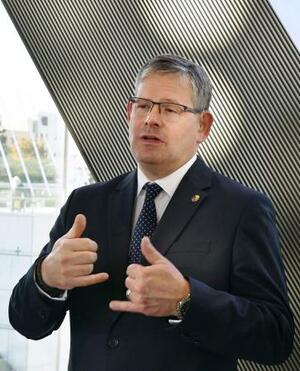 手話で取材に応じる国際ろう者スポーツ委員会のコーサ会長=19日、東京都江東区